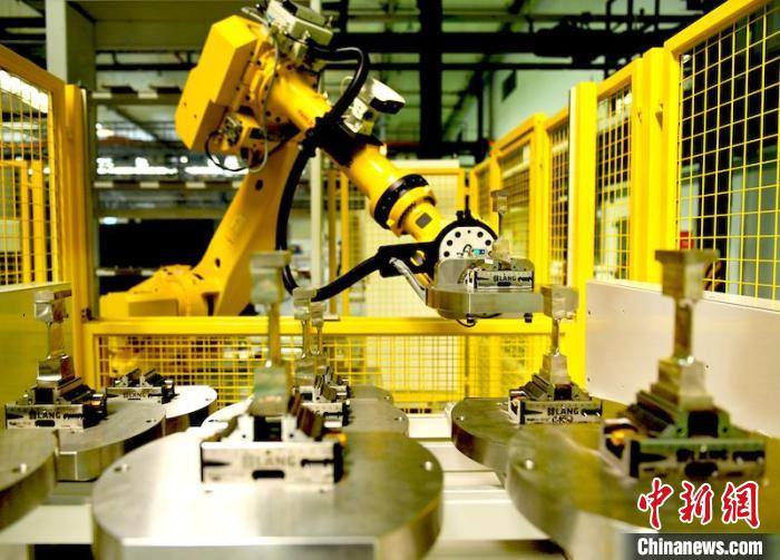 产线机器人放置完工叶片。　刘岗 摄